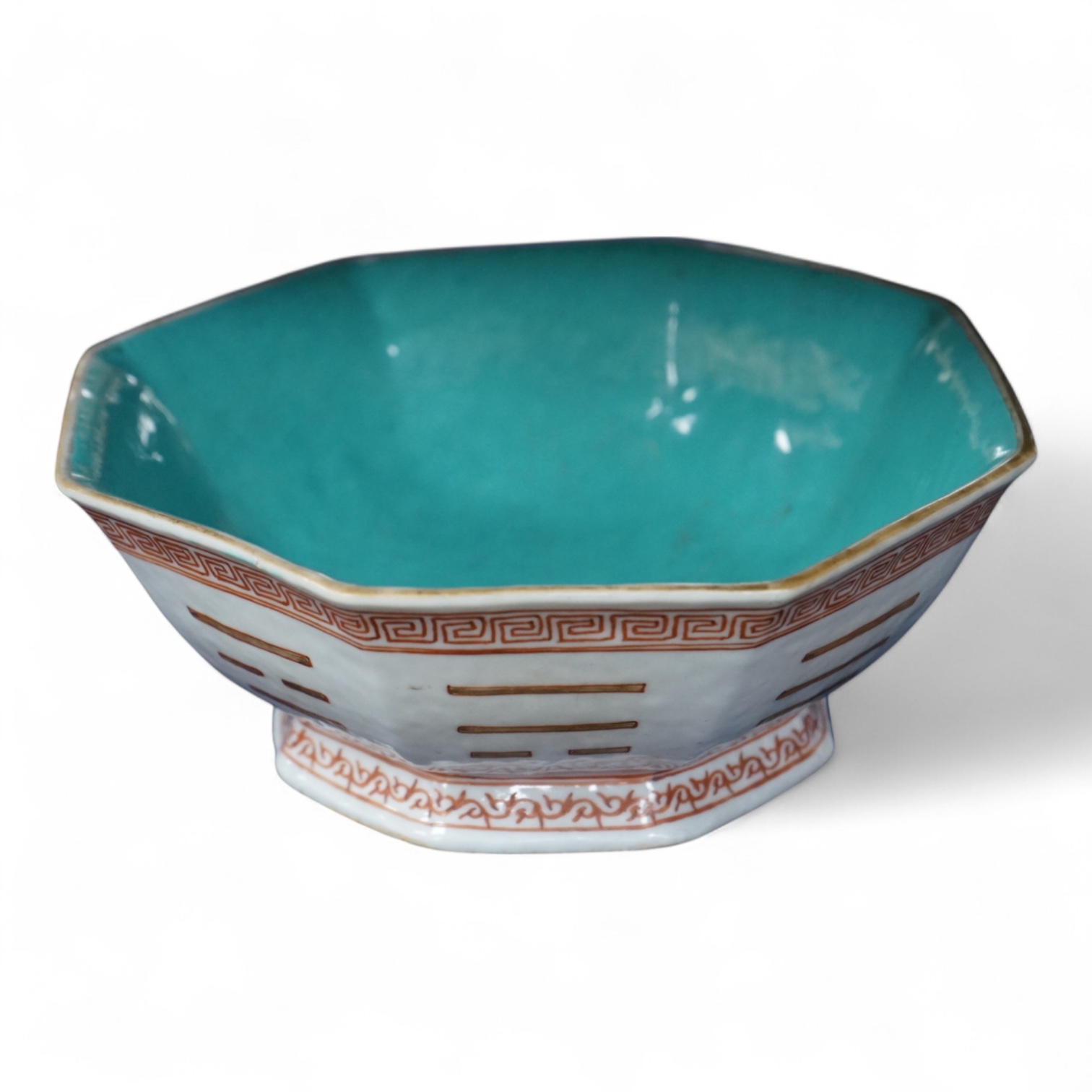 A Chinese enamelled porcelain ‘Eight Trigrams’ bowl, four character Tongzhi seal mark and of the period (1862-1874), 19.5cm wide